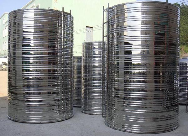 <strong>不锈钢圆柱形水箱</strong>